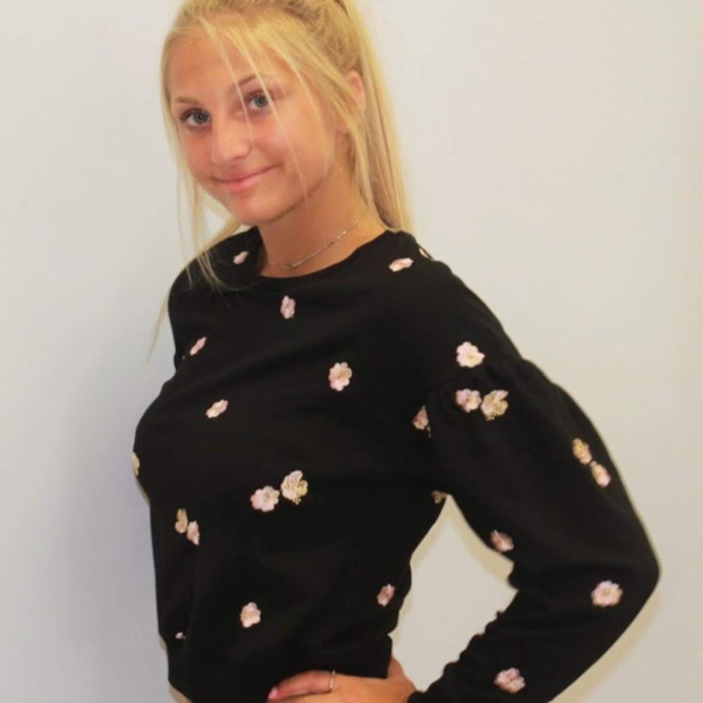 Black bell sleve sweatshirt